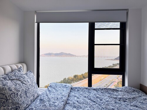 Seaview 3-bedroom apartment in soothing Zhuhai with AC/15 min. to airport & mall