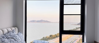 Seaview 3-bedroom apartment in soothing Zhuhai with AC/15 min. to airport & mall