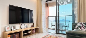Seaview 3-bedroom apartment in soothing Zhuhai with AC/15 min. to airport & mall
