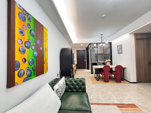 Seaview 3-bedroom apartment in soothing Zhuhai with AC/15 min. to airport & mall