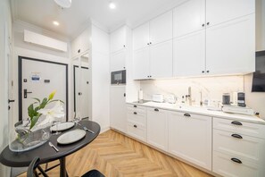 Fridge, microwave, oven, stovetop - Kościuszki Studio - Terrace, A/C, Top Location - by Rentujemy (Kraków)