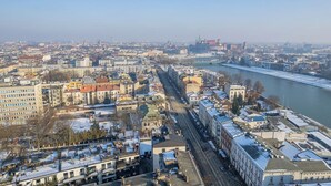 Une vue urbaine avec une rivière, des bâtiments et un pont.