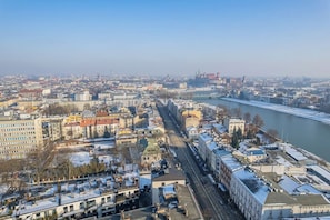 A cityscape with a river, buildings, and a bridge. - Kościuszki Studio - Terrace, A/C, Top Location - by Rentujemy (Kraków)