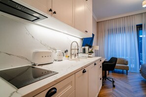 Fridge, microwave, oven, stovetop - Kościuszki Studio - Terrace, A/C, Top Location - by Rentujemy (Kraków)