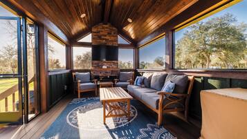 TV connectée, cheminée, table de tennis de table