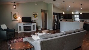 TV, fireplace - Goethe Guest House . (Bronson)