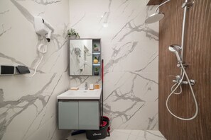 Sèche-cheveux, serviettes fournies, savon, papier toilette