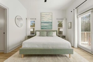 Escritorio, tabla de planchar con plancha, wifi gratis y ropa de cama 
