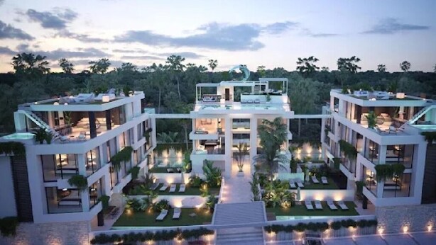 Un hotel moderno con varios pisos, zonas de estar al aire libre y un patio central.