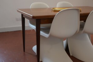 Dining - Comfortable apartment, historic center, sea view, 10 minutes from the beach (Calvi)