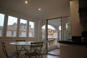 Dining - Comfortable apartment, historic center, sea view, 10 minutes from the beach (Calvi)