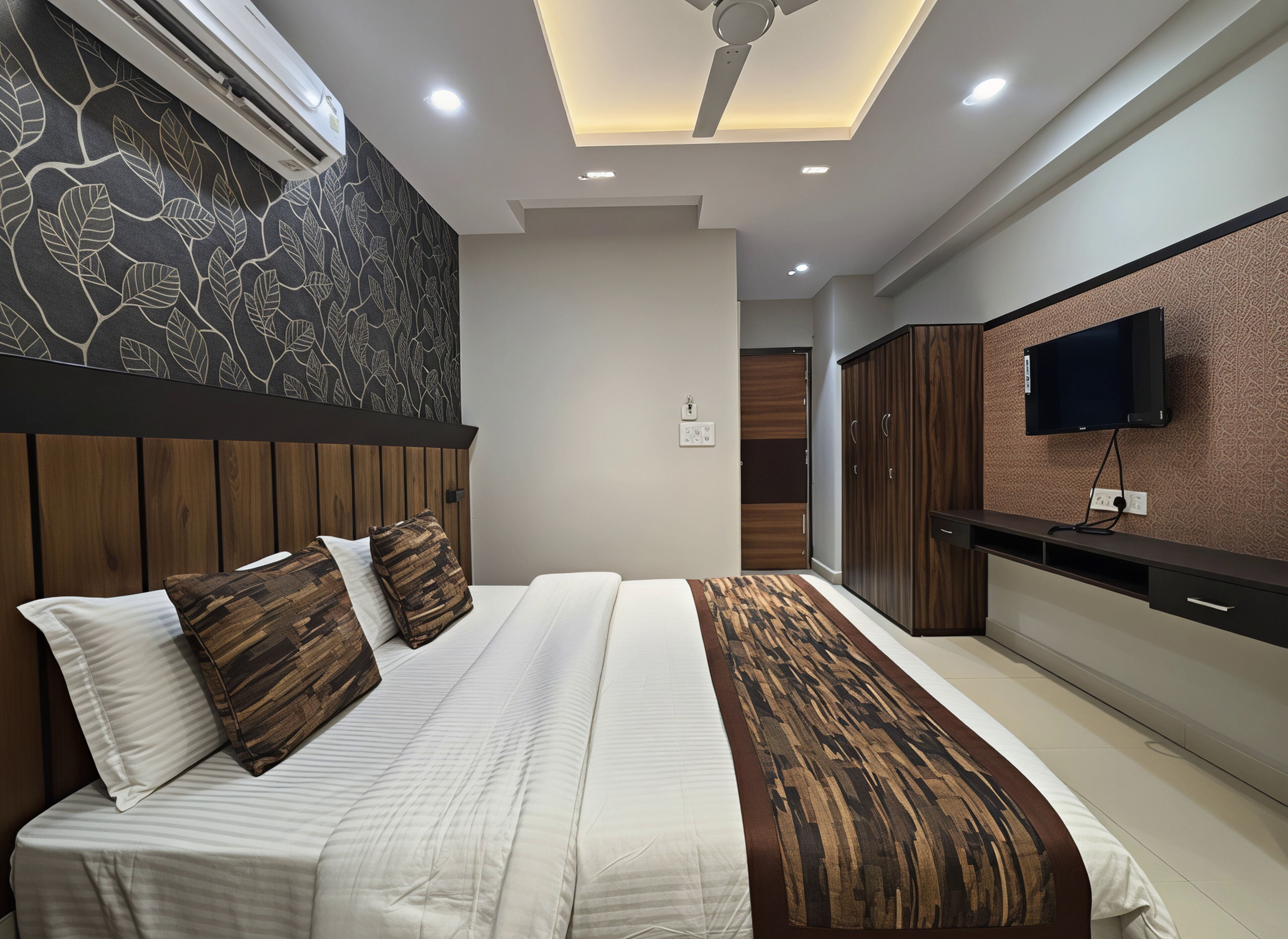 Desk, laptop workspace, free WiFi