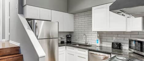 Frigorífico, microondas, horno y placa de cocina