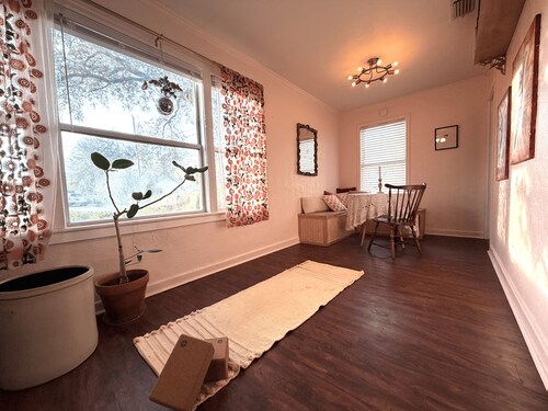 Cozy 2BR Bungalow in Historic Cove • Near Downtown