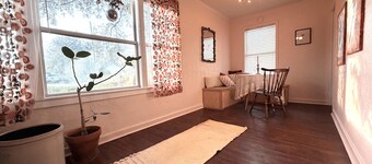 Cozy 2BR Bungalow in Historic Cove • Near Downtown