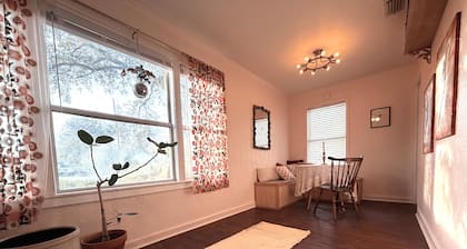 Cozy 2BR Bungalow in Historic Cove • Near Downtown