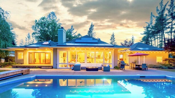 A modern house with a swimming pool, large windows, and outdoor seating. - Waterfront Sonoma Russian Rvr Lux Vineyard Ranch on Creek, Pool+HotTub+Bocce+Pet (Sebastopol)
