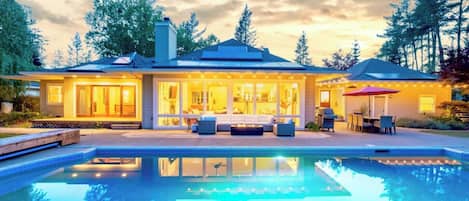 حمّام سباحة خارجي، حمّام سباحة مُدفَّأ