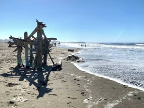 Ubicación cercana a la playa y tumbonas