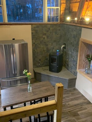Interior - The Treehouse at 11 Gables Ludlow – Dining, Shopping & Okemo Shuttle (Ludlow)
