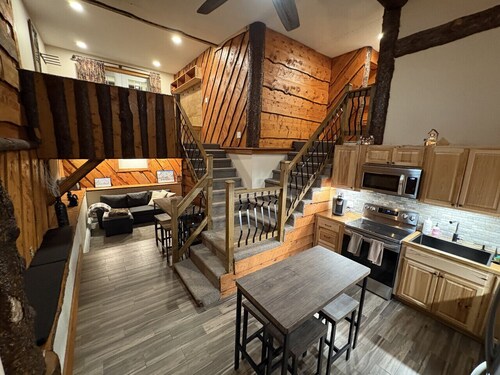 The Treehouse at 11 Gables Ludlow – Dining, Shopping & Okemo Shuttle
