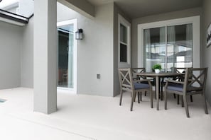 Outdoor dining - Chic 4BR Home Storey Lake - Near Disney (Kissimmee)