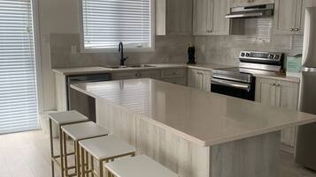 Micro-ondes, four, plaque de cuisson, lave-vaisselle