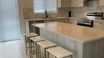 Microondas, horno, placa de cocina y lavavajillas