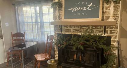 New - Crestwood Peak. Spacious - 2200sf- 3-bedroom house in Central Kilgore.