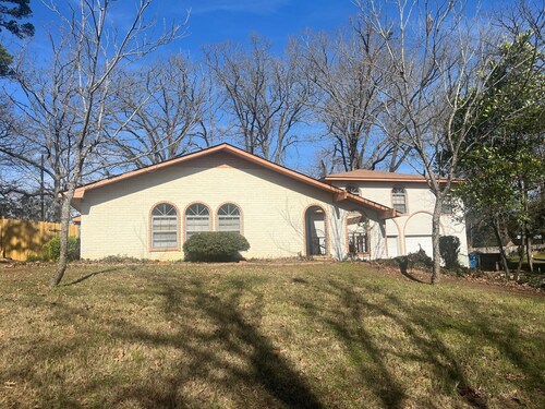 New - Crestwood Peak. Spacious - 2200sf- 3-bedroom house in Central Kilgore.