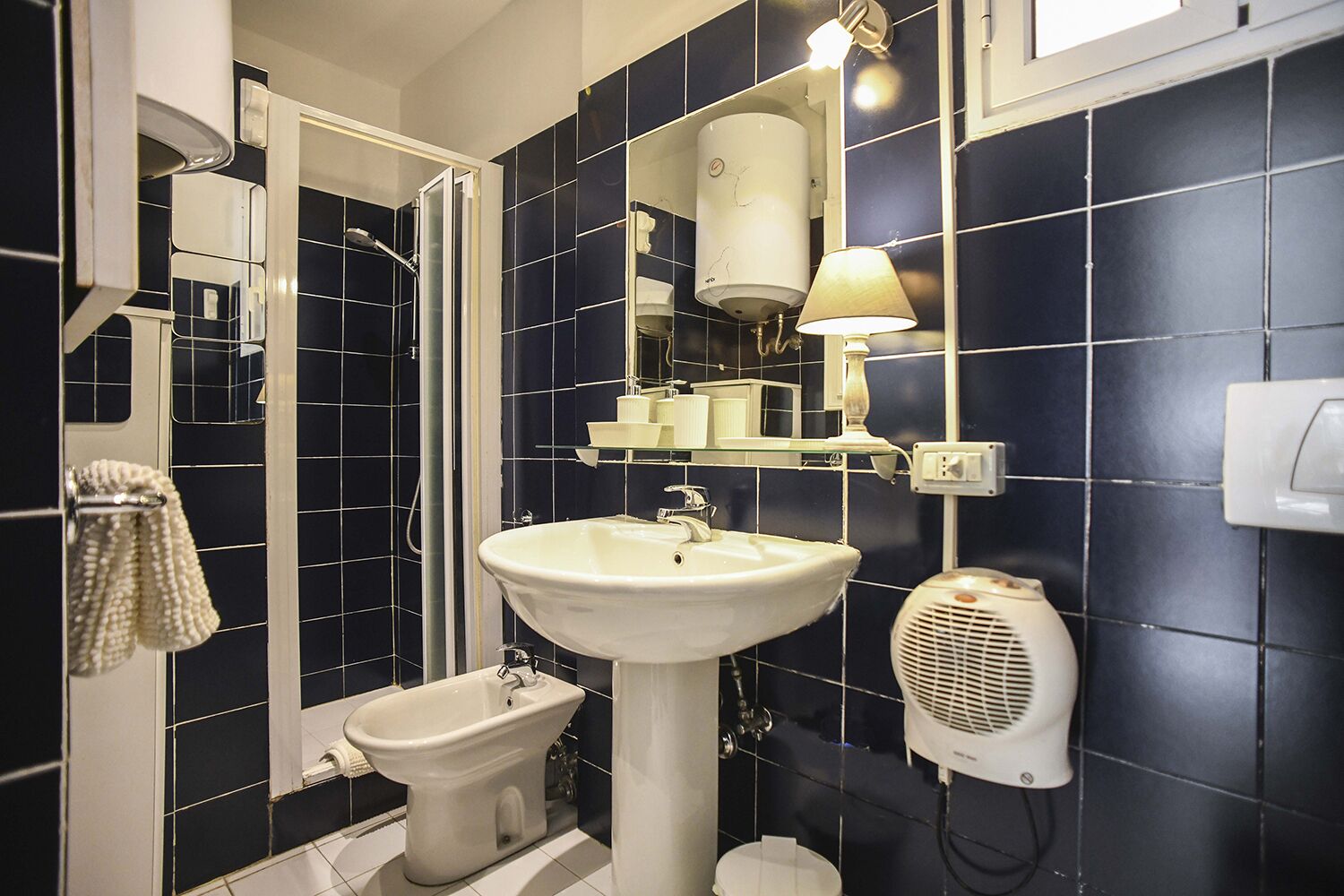 Een douche, een haardroger, handdoeken, zeep