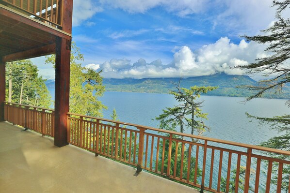 Property grounds - Ainsworth Lakefront Getaway on Kootenay Lake (Kaslo)