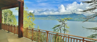 Ainsworth Lakefront Getaway on Kootenay Lake