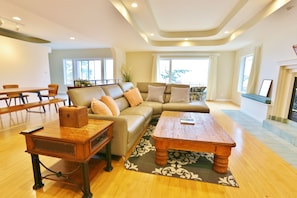 Living area - Ainsworth Lakefront Getaway on Kootenay Lake (Kaslo)