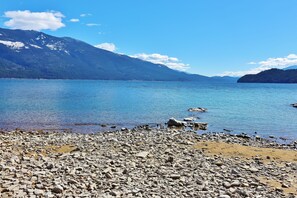 Beach - Ainsworth Lakefront Getaway on Kootenay Lake (Kaslo)