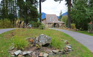 Property grounds - Ainsworth Lakefront Getaway on Kootenay Lake (Kaslo)
