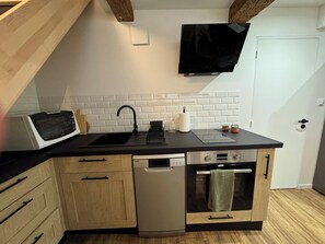 Kjøleskap, mikrobølgeovn, ovn og kokeplater