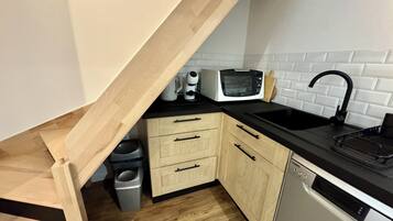 Frigorífico, microondas, horno y placa de cocina