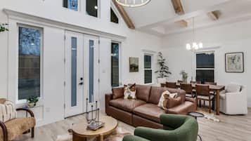 Smart-TV, Kamin, Bücher