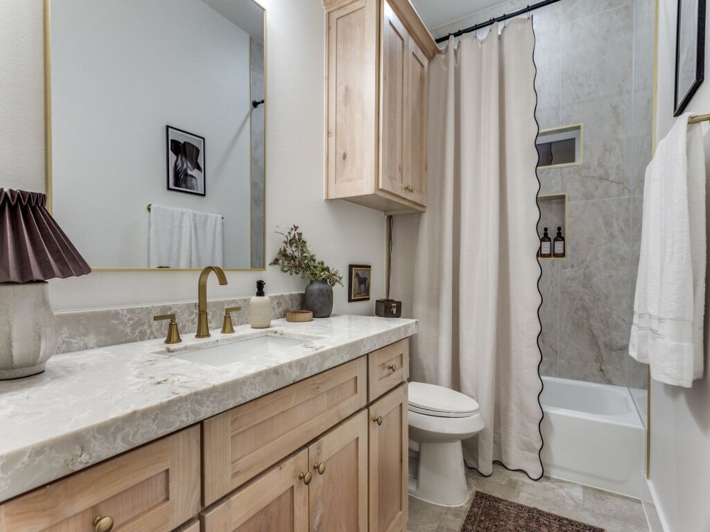 Suihku, hiustenkuivaaja, pyyhkeet, saippua