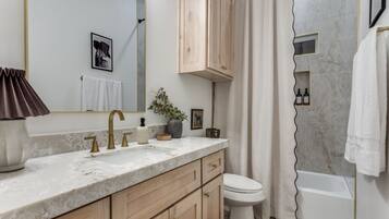 Suihku, hiustenkuivaaja, pyyhkeet, saippua