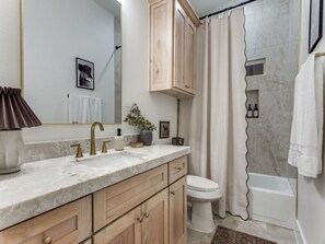 Suihku, hiustenkuivaaja, pyyhkeet, saippua