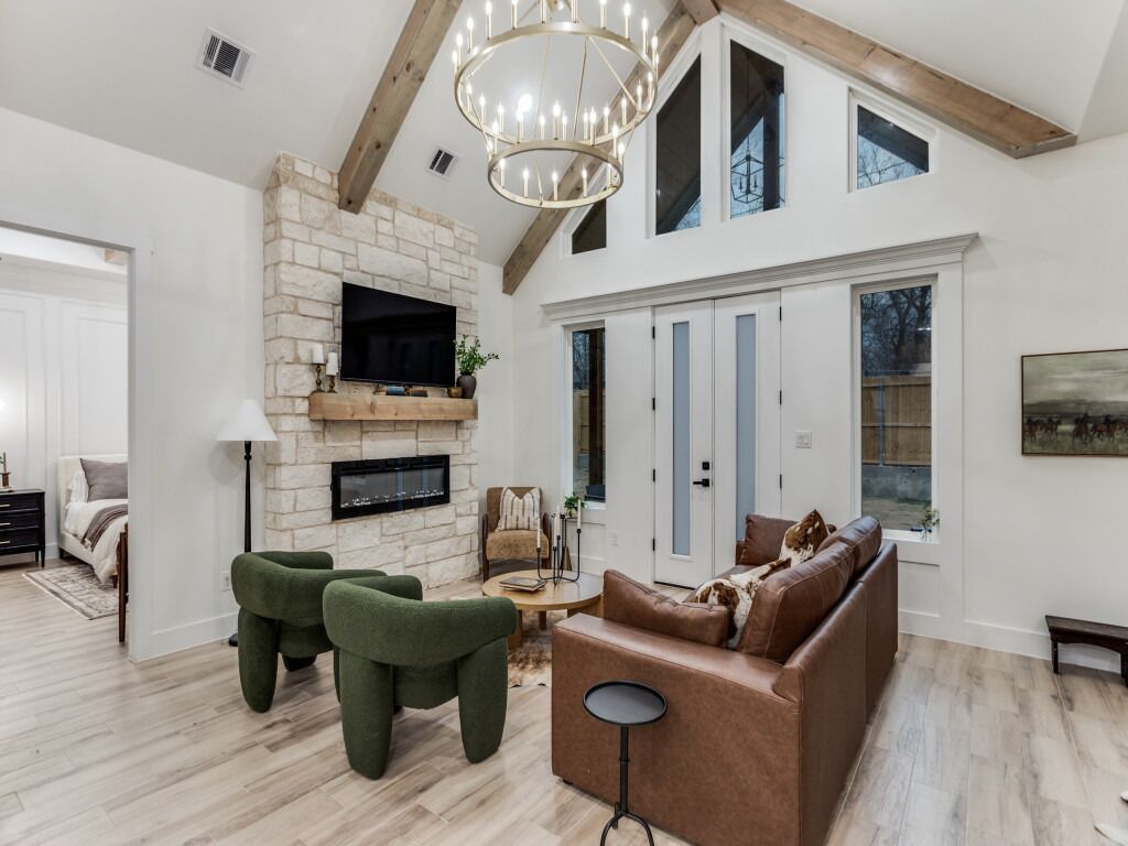 Smart-TV, Kamin, Bücher