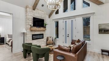 Smart-TV, Kamin, Bücher