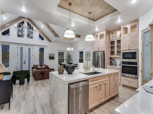 New! 4 BDRM Home near stockyards & DT Fort Worth