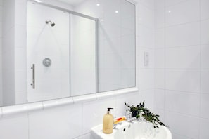Haartrockner, Handtücher, Seife, Toilettenpapier