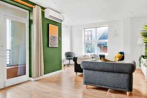 TV - Spacious NG1 City Centre Apartment Near Motorpoint Arena, sleeps 6 (Nottingham)