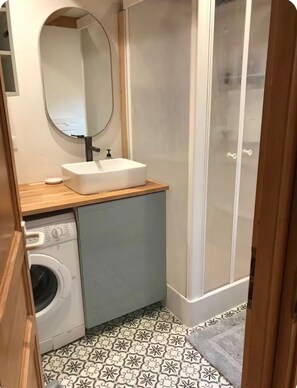Dusche, Haartrockner, Seife, Toilettenpapier