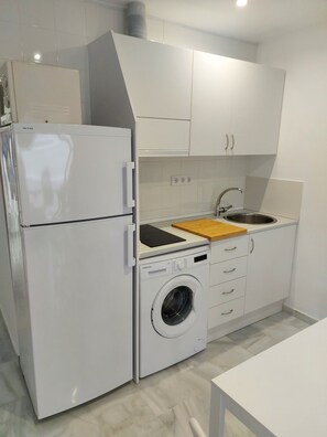 Fridge, microwave, stovetop, coffee/tea maker - Apartment 'Jacaranda Playa Conil' with Private Terrace, Wi-Fi and Air Conditioning (Conil de la Frontera)