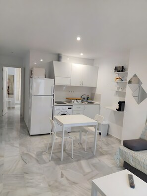 Interior - Apartment 'Jacaranda Playa Conil' with Private Terrace, Wi-Fi and Air Conditioning (Conil de la Frontera)